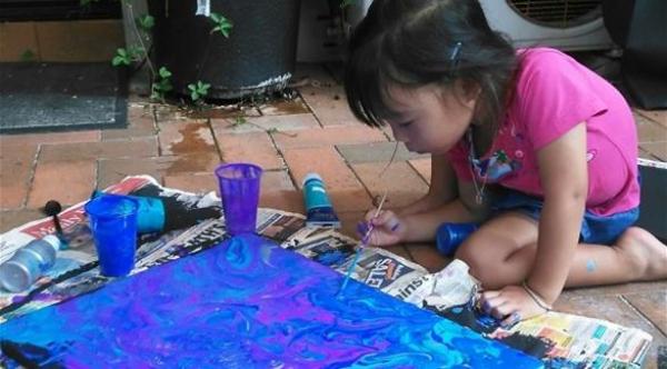 بالصور: طفلة في الثالثة ترسم هذه اللوحات