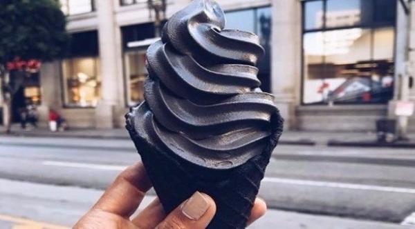 آيس كريم أسود اللون لأول مرة في الأسواق