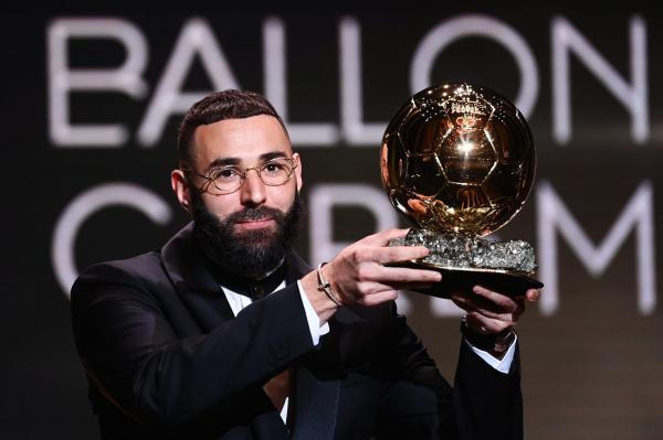 تُوّج بـ"الكرة الذهبية" ليلة أمس.. هكذا هنّأ الرئيس الفرنسي هدّاف ريال مدريد "كريم بنزيمة"