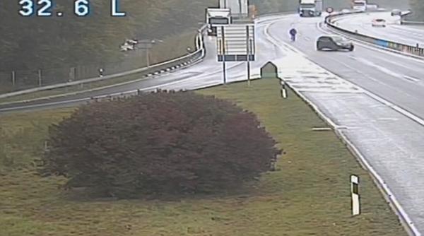 بالفيديو: سويسري يطارد سيارته بعدما سارت لوحدها