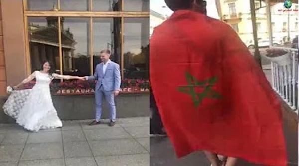 فيديو طريف: مشجعون مغاربة يحتفلون بعروسين روسيين في روسيا