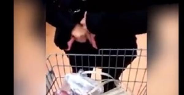 بالفيديو..ضبط امرأة تسرق 34 سلعة من سوبر ماركت