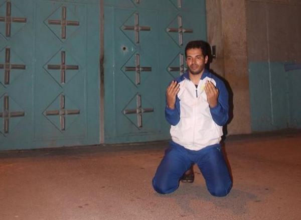 صور مؤثرة  .. هذا هو الذي قصده المدرب العمراني بعد إطلاق سراحه!