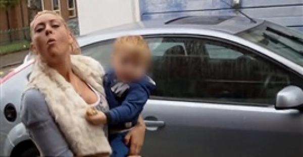 بالفيديو.. أم تبصق في وجه رجل بسبب مكان وقوف سيارتها