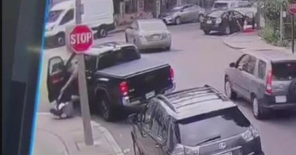 لص يعثر على طفل داخل سيارة سرقها...وهكذا كان تصرفه(فيديو)