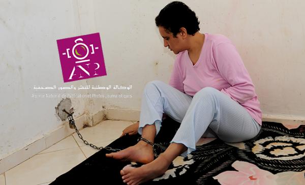 بالفيديو..عائلة تربط ابنتها بالسلاسل الحديدية لأكتر من 15 سنة والأم تقول " انا عيت وتقهرت