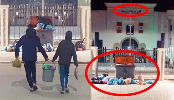 بالفيديو : غضب بتاوريرت بعد اعتقال 10 عمال نظافة مضربين ومواطنون يطرحون أزبالهم أمام مقر الجماعة