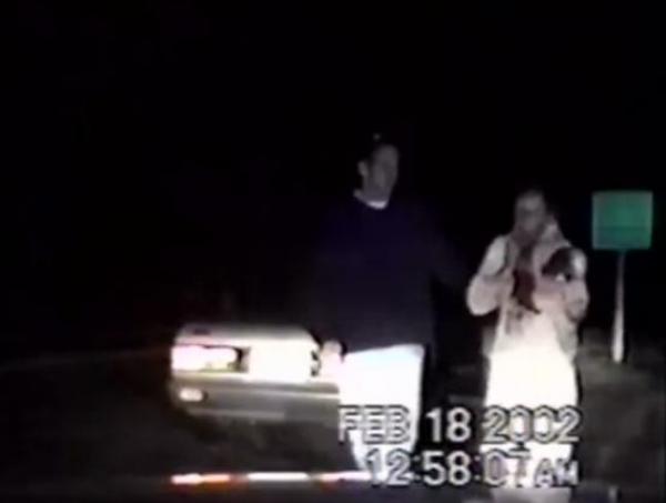 بالفيديو: رجل يخرج من قبره ليدل الشرطة على قاتليه