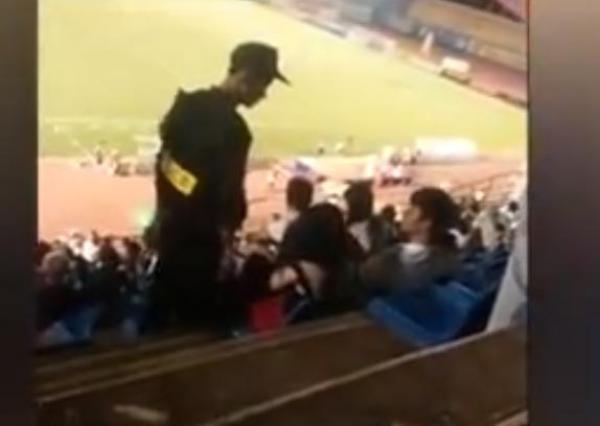 بالفيديو: شرطي يصفع امرأة أثناء مباراة كرة قدم