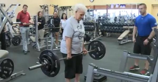 بالفيديو: أمريكية ترفع الأثقال بعمر 78 عاماً