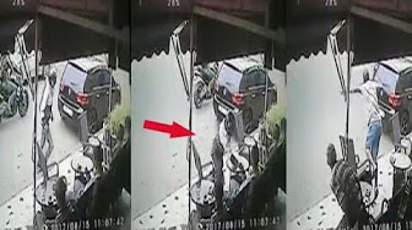 عملية سرقة على المباشر التقطتها كاميرات المراقبة ''سرقوه وهو جالس فقهوة''