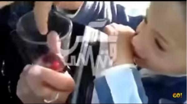 فيديو لطفل يشرب الخمر حتى الثمالة بتشجيع والده يثير موجة الغضب في الفايسبوك