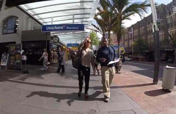 بالفيديو.. نيوزلندية تيأس من العثور على “متحرش” فى شوارع بلادها