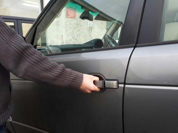 اعتقال المتورط الثالث ضمن عصابة سرقة سيارات المصلين أمام المساجد وهذا ما قررته النيابة العامة في حقهم