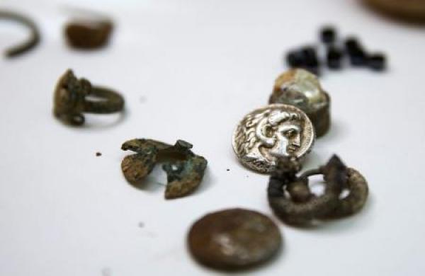 العثور على كنز يعود لعصر الاسكندر الأكبر في اسرائيل