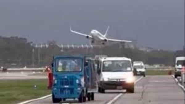 طيار ينقذ طائرته من السقوط ويراوغ الرياح العنيفة ببراعة كبيرة(فيديو)