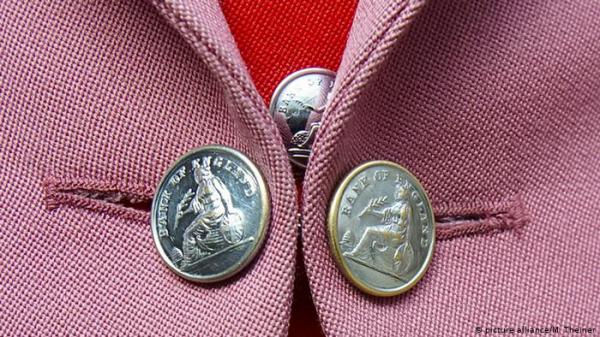 لهذا أزرار قميص الرجل على اليمين وأزرار بلوزة المرأة على اليسار