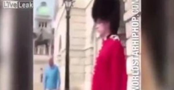 بالفيديو.. حارس قصر ملكة بريطانيا يصفع رجلا بسبب رقصة