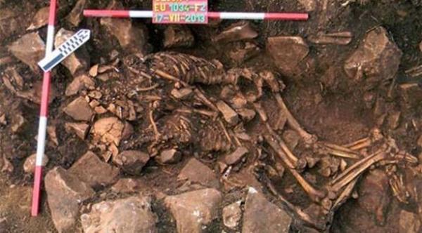  تحليل الحامض النووي اظهر ان الجثتين لرجل وامراة في سن الشباب، وعثر إلى جانبهما على عدة سهام 