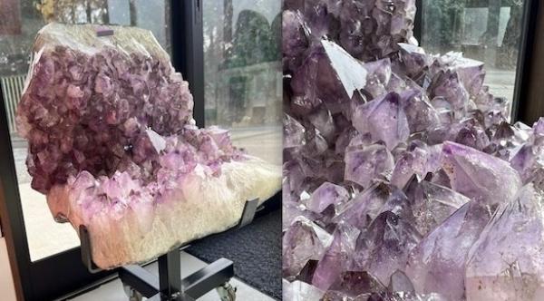 شركة يابانية تصنع كرسيا من حجارة شبه كريمة