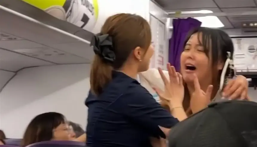 راكبة تُثير فوضى على متن طائرة وتؤخر الإقلاع ساعتين بسبب مقعد بجانب صديقها
