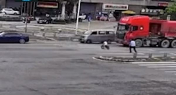 شرطي صيني ينقذ طفلا من الموت في لحظة حرجة(فيديو)