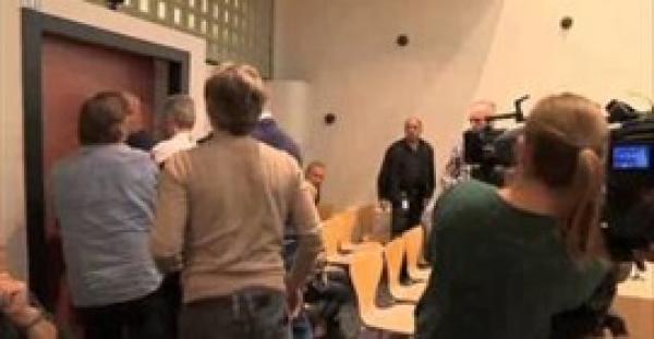 بالفيديو.. رجل يقذف قاضية بالكرسي بعد النطق بالحكم على قاتل ابنته