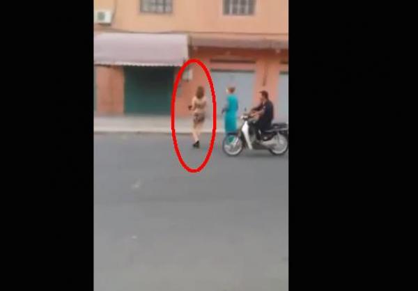 بزااااف هادشي .. فتاة شبه عارية في نهار رمضان بمراكش