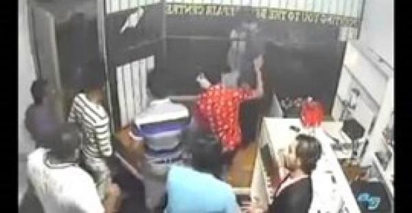 بالفيديو.. صاحب محل ينصب كمينًا للص ويلقنه علقة ساخنة