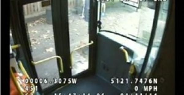 بالفيديو.. راكب يسدد ضربة رأس عنيفة لسائق «أتوبيس» تسبب في تعثره