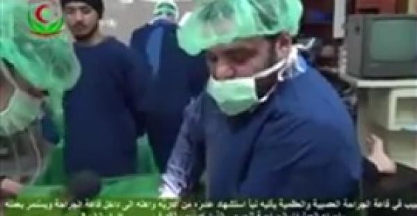 بالفيديو.. لحظة تلقى طبيب سوري خبر مقتل أسرته داخل غرفة العمليات