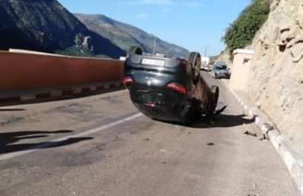 اصطدام عنيف بين سيارة أجرة كبيرة وسيارة خفيفة يخلف خسائر فادحة (صور)