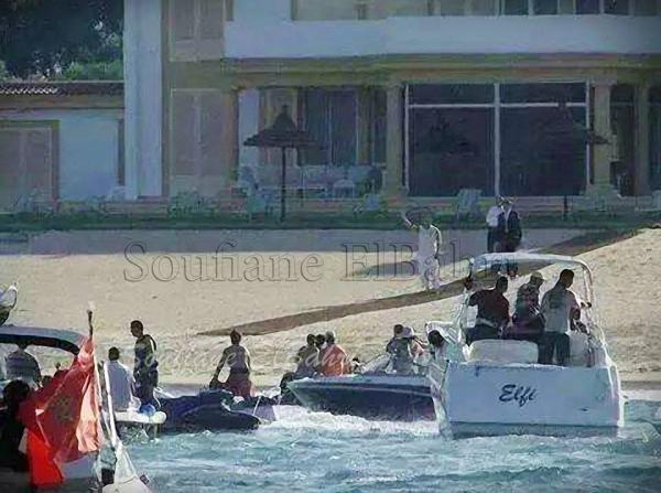 صورة جديدة : الملك  يُلقي التحية على أبناء شعبه أمام إقامته الصيفية بالفنيدق