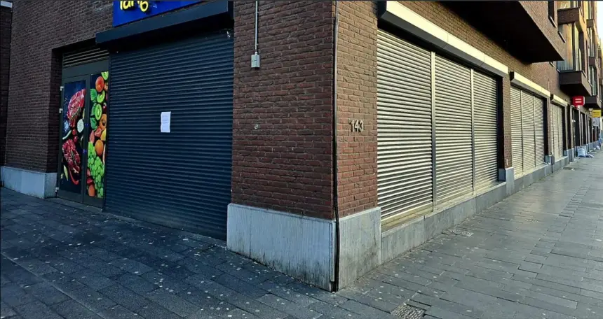 الشرطة البلجيكية تغلق فروع سلسلة متاجر مغربية شهيرة بعد حملة تفتيش واسعة