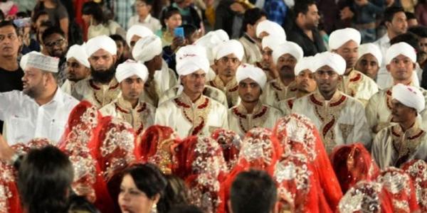 بالفيديو: ثريّ هندي يقيم حفل زفاف ضخم لعرائس يتيمات