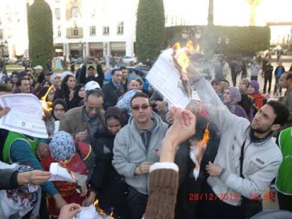 المجازون المعطلون يحرقون نسخا من شواهدهم و الأمن يتدخل بقوة لتفريقهم