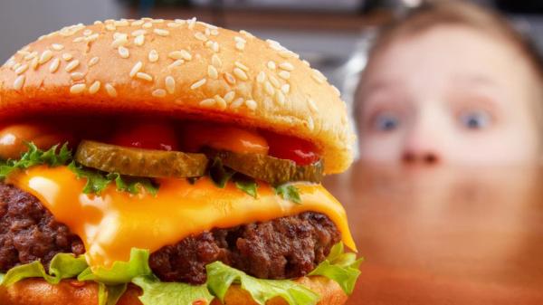 خطير جدا...الوجبات السريعة تسبب العمى لشاب في 17 من عمره