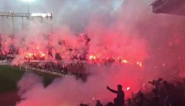 ”كراكاج مثير” لجماهير الجيش الملكي يتسبب في حالات إختناق وإصابة مصور صحافي (فيديو)