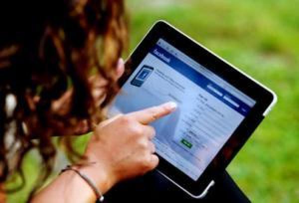 المراهقون يتخلون عن الفايسبوك بعد غزو الأهل 	له، وينتقلون إلى تويتر وآنستغرام و واتساب