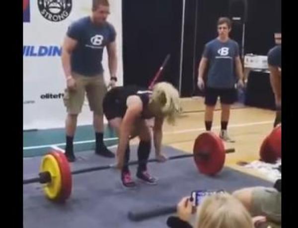 بالفيديو: رياضية تتعرض لموقف محرج للغاية