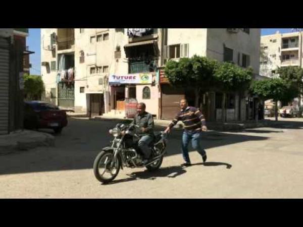 بالفيديو: كفيف مصري يقود دراجة بخارية
