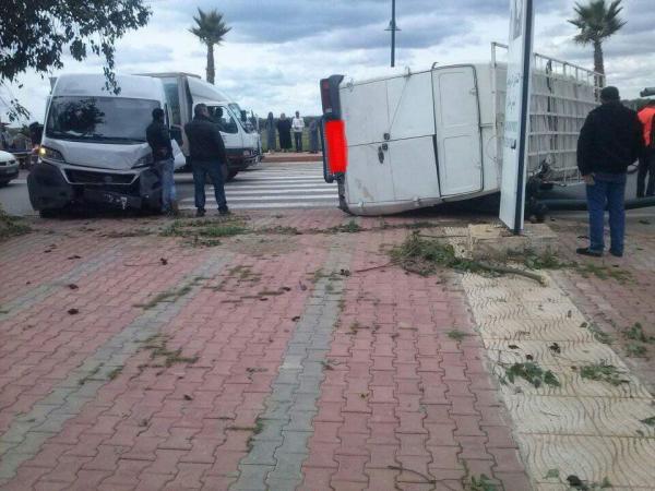 عاجل... حادثة خطيرة بين ثلاثة سيارات بينهم سيارة إسعاف ونقل المصابين للمستعجلات