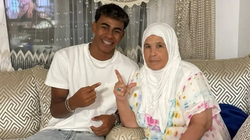 تصريح عَفوي يُشعل "السوشيال ميديا".. جدة لامين جمال تحتفي بتتويجه بالمونديال: "غاندير ليه الرفيسة إذا طلبها!"
