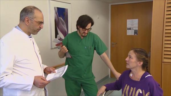 طبيب مغربي يخلق الحدث بألمانيا وهذه انجازاته في مكافحة سرطانات النساء (فيديو)