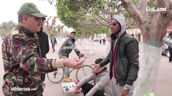 شاهد كيف تعامل باشا مدينة سطات مع بائع متجول "قاليه عندي وليدات ومنقدرش نجلس"