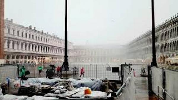 لحظة هروب جماعي للسياح من مدينة البندقية الإيطالية بسبب إعصار مُدمر (فيديو)