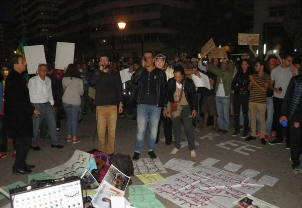 بالصور:نشطاء يحتجون بقلب مدينة الدار البيضاء وهذه الأسباب
