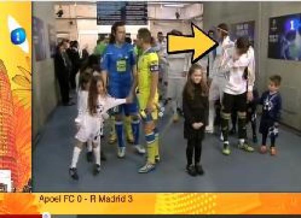 حارس مرمى ريال مدريد يضع أصبعه في أنفه و يمسحه في أحد الأطفال 