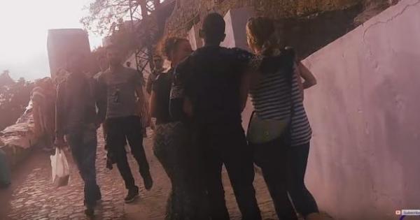 مغربي يمسك بأيدي فتيات أجنبيات بشفشاون.. شاهد ردّة فعلهن؟