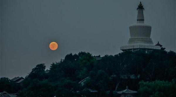 بكين تنشد هبوط مركبات مأهولة على سطح القمر بحلول 2036